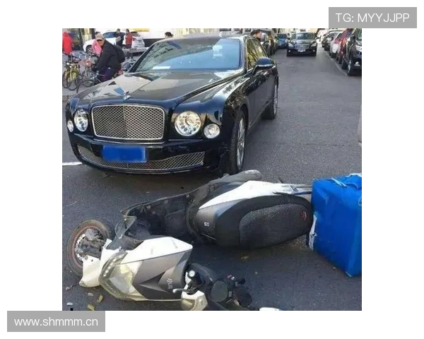石智勇抱着外卖穿过一排豪车，画面像是两个世界撞了个满怀